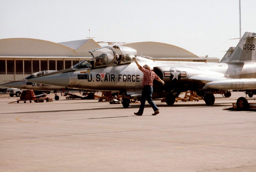 38_1200_TF-104G_LukeAFB_Nov1982