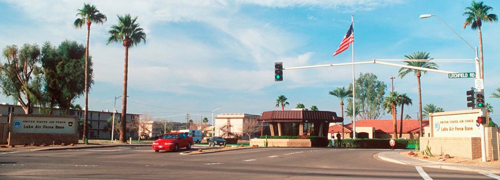 Luke Air Force Base / Eingang mit Amerika Fahne und Palmen