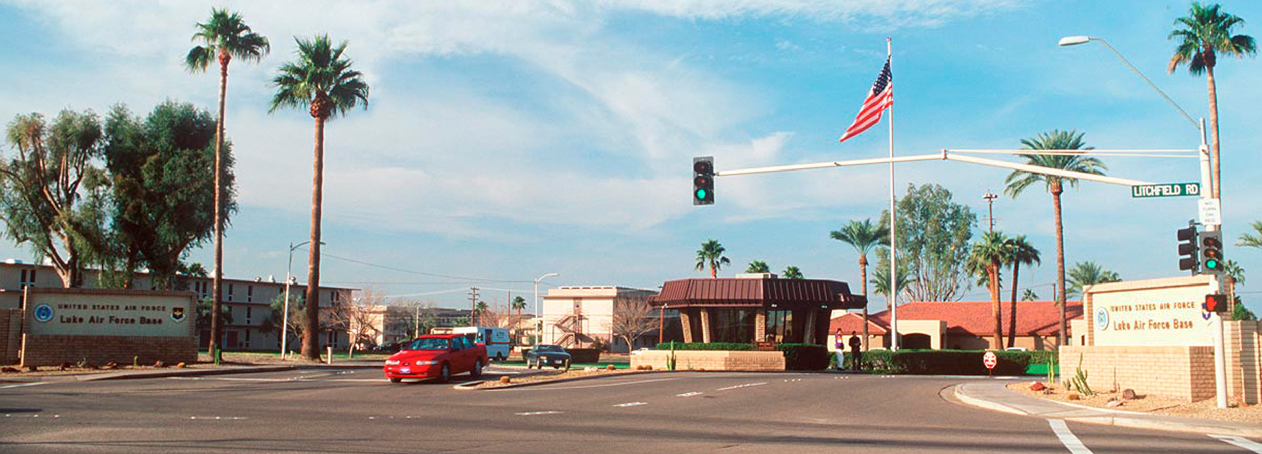 Luke Air Force Base / Eingang mit Amerika Fahne und Palmen