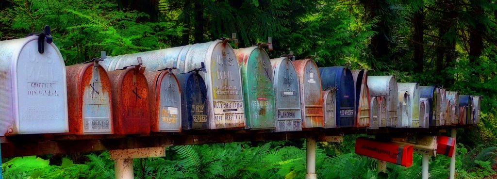 mailbox / viele Briefkästen in einer Reihe